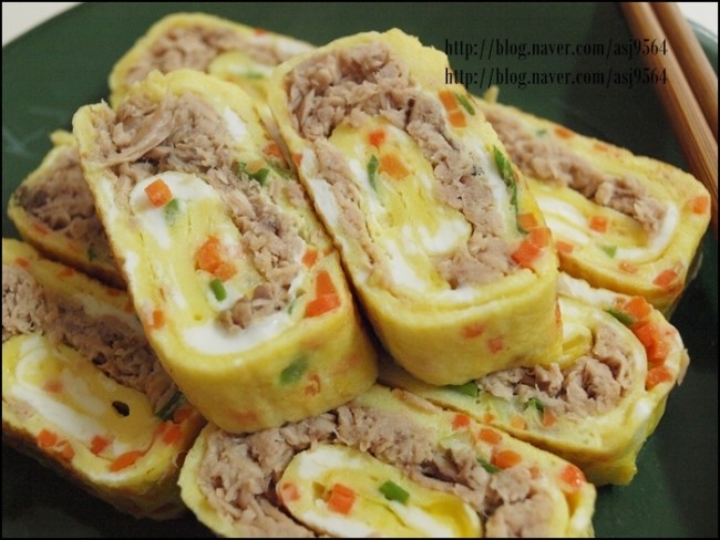 Rolled Omelet with Tuna